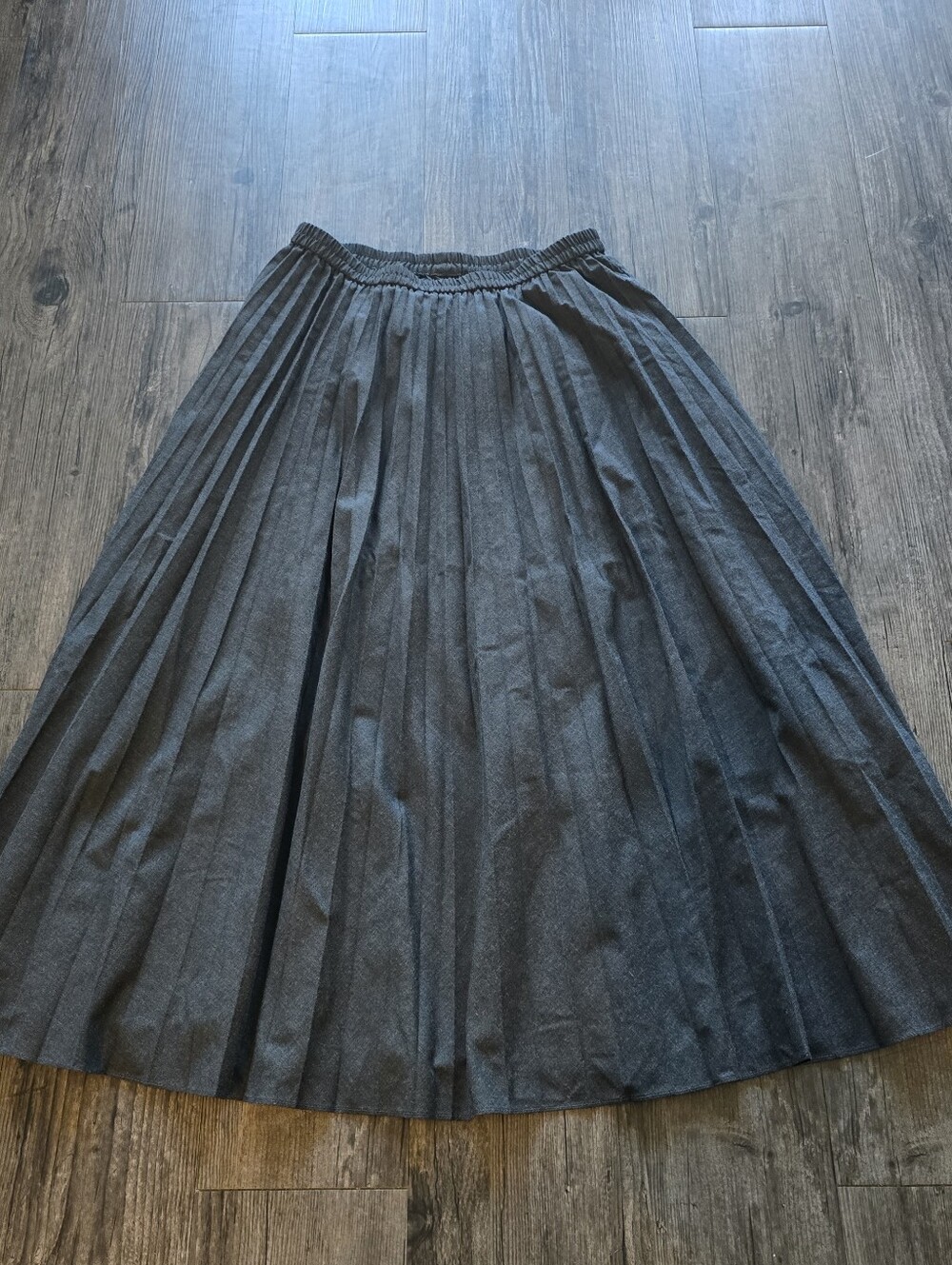 UNIQLO Women's Pleated Gray Midi Skirt Dark Academia Preppy Autumn Size M